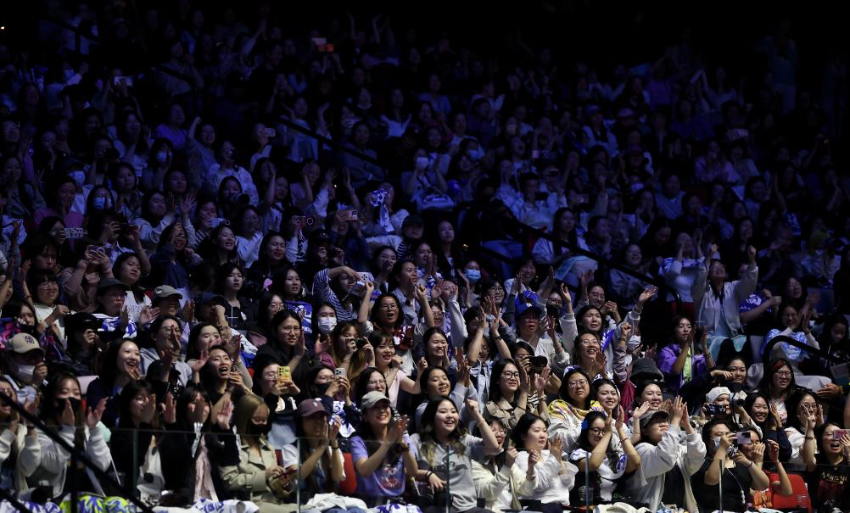 11月14日,在澳门进行的第十五届全国运动会乒乓球混合双打决赛中,观众为参赛选手加油助威。新华社记者 孙凡越 摄 11月14日,在澳门进行的第十五届全国运动会乒乓球混合双打决赛中,观众为参赛选手加油助威。新华社记者 孙凡越 摄