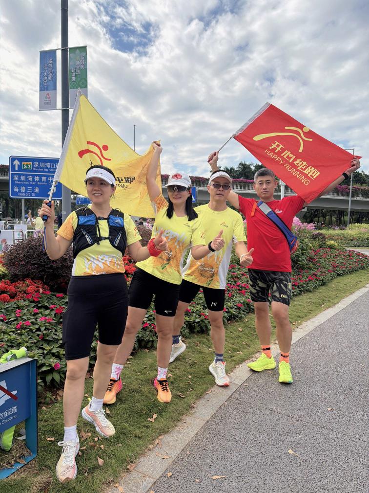 “开心纯跑”深圳湾队部分成员在马拉松比赛观赛区合影。受访者供图 “开心纯跑”深圳湾队部分成员在马拉松比赛观赛区合影。受访者供图