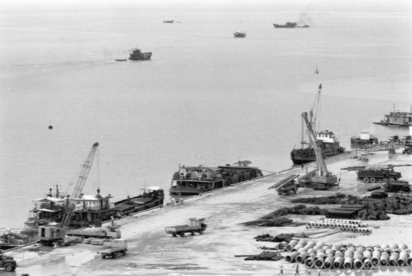 这是20世纪80年代正在建设中的深圳蛇口工业区。新华社记者 杨绍明 摄 这是20世纪80年代正在建设中的深圳蛇口工业区。新华社记者 杨绍明 摄