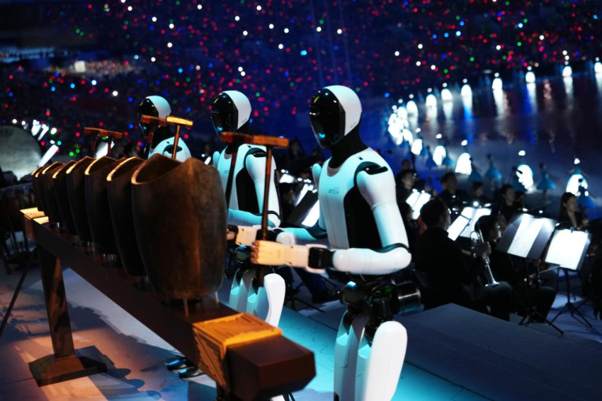 第十五届全运会开幕式表演中的人型机器人就诞生于深圳科技园。新华社记者 李一博 摄 第十五届全运会开幕式表演中的人型机器人就诞生于深圳科技园。新华社记者 李一博 摄