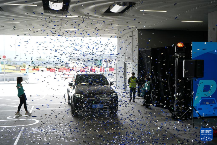 11月15日上午,香港机场管理局在香港口岸自动化停车场举办欢迎仪式,迎接“粤车南下”旅客。新华社发(郭辛摄) 11月15日上午,香港机场管理局在香港口岸自动化停车场举办欢迎仪式,迎接“粤车南下”旅客。新华社发(郭辛摄)