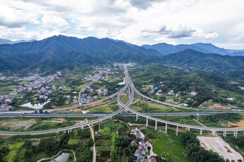 2025年8月19日拍摄的湖南炉慈高速慈利西互通枢纽（无人机照片）。炉慈高速是G59呼和浩特至北海高速公路的一部分，位于常德市石门县及张家界市慈利县境内。这条高速将长江三峡、壶瓶山、张家界等黄金旅游景点串珠成链，构建起湘鄂两省“两小时旅游圈”。图片来源：新华网
