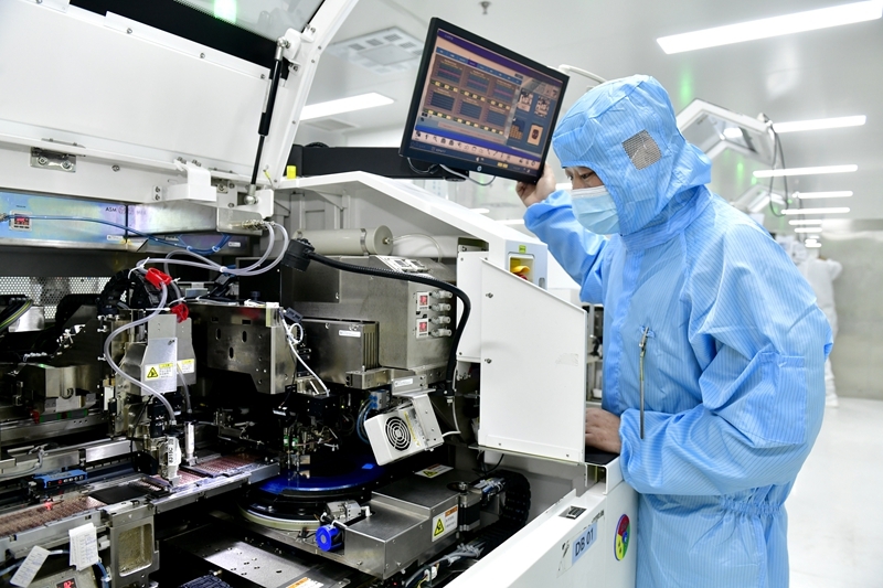 2025年2月13日，在山东一家电子有限公司，工作人员在生产线值守。图片来源：新华网