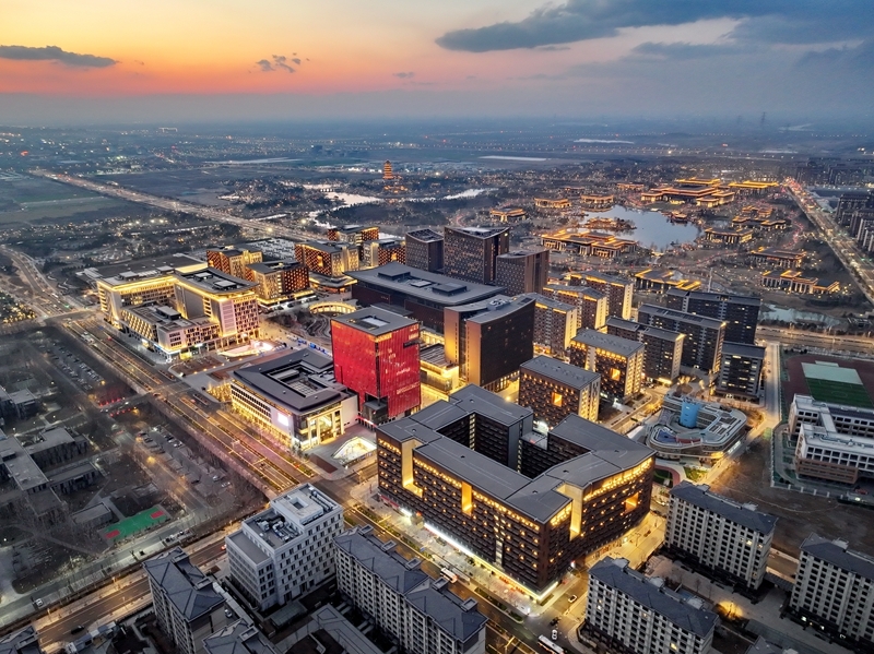 2025年3月15日拍摄的雄安商务服务中心夜景（无人机照片）。图片来源：新华网