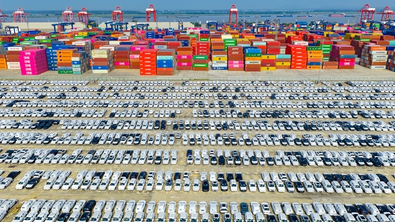 2025年10月4日在江苏省港口集团南京港龙潭港区拍摄的准备装船出口的汽车（无人机照片）。图片来源：新华网