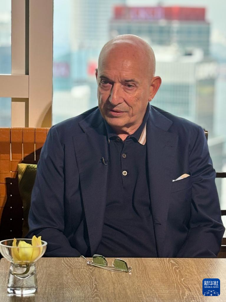 11月18日,国际航运公会主席埃马努埃莱·格里马尔迪接受新华社记者专访。新华社记者 许淑敏 摄 11月18日,国际航运公会主席埃马努埃莱·格里马尔迪接受新华社记者专访。新华社记者 许淑敏 摄