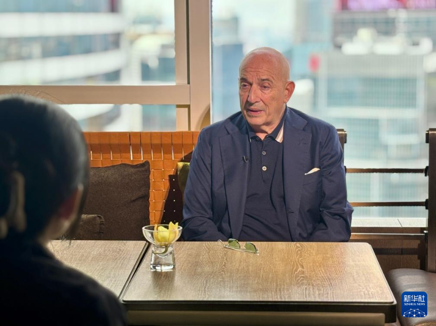 11月18日,国际航运公会主席埃马努埃莱·格里马尔迪接受新华社记者专访。新华社记者 许淑敏 摄 11月18日,国际航运公会主席埃马努埃莱·格里马尔迪接受新华社记者专访。新华社记者 许淑敏 摄