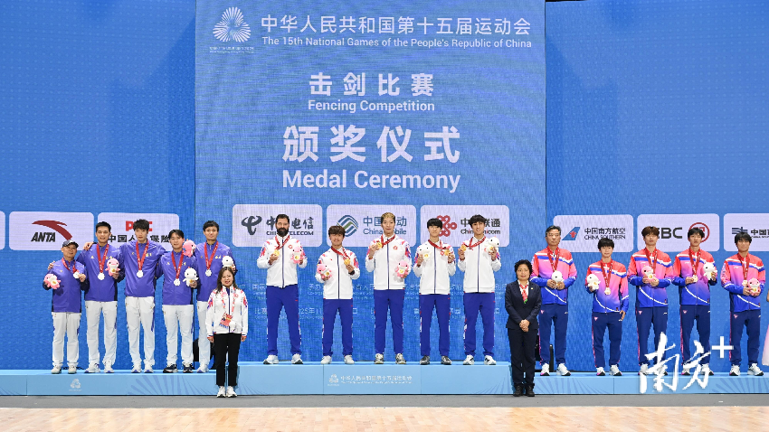 香港特区政府文化体育及旅游局局长罗淑佩(前排左)和国家体育总局自行车击剑运动管理中心副主任、中国击剑协会副主席兼秘书长王峻燕(前排右)与击剑男子花剑团体赛金牌得主香港队(后排中)、银牌得主福建队(后排左)和铜牌得主上海队(后排右)合照。 香港特区政府文化体育及旅游局局长罗淑佩(前排左)和国家体育总局自行车击剑运动管理中心副主任、中国击剑协会副主席兼秘书长王峻燕(前排右)与击剑男子花剑团体赛金牌得主香港队(后排中)、银牌得主福建队(后排左)和铜牌得主上海队(后排右)合照。