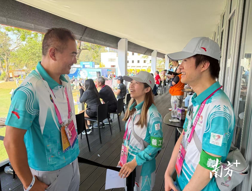 香港志愿者协会主席郭永亮与志愿者们交流。 香港志愿者协会主席郭永亮与志愿者们交流。