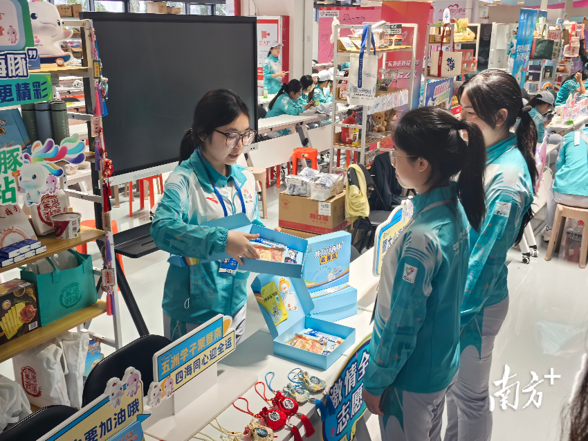 暨南大学学生黄依琪在志愿者之家中服务。 暨南大学学生黄依琪在志愿者之家中服务。