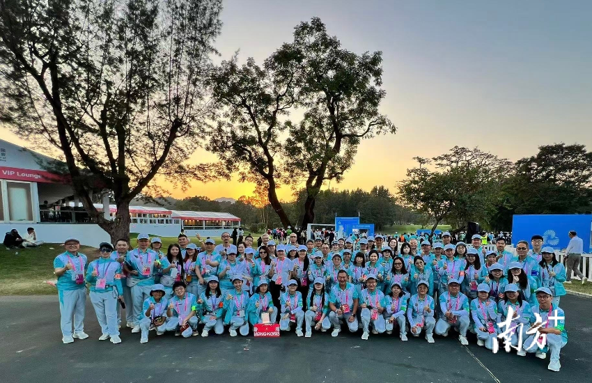 在香港赛区,参与高尔夫球赛的志愿者们合影留念。 在香港赛区,参与高尔夫球赛的志愿者们合影留念。