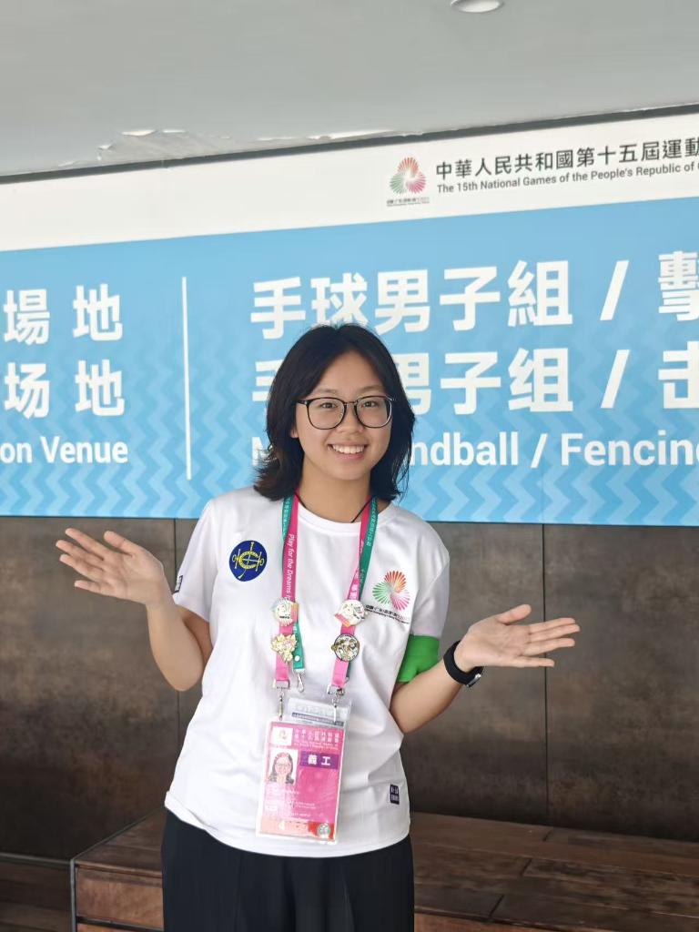 11月4日,许欣娴在香港启德体育园的男子手球赛场入口指引观众入场。 11月4日,许欣娴在香港启德体育园的男子手球赛场入口指引观众入场。