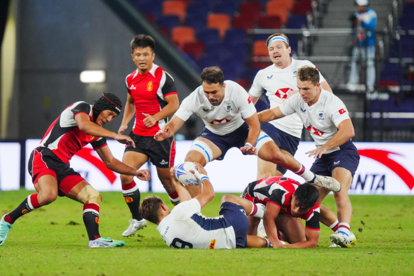 11月14日,双方球员在比赛中拼抢。当日,在香港举行的第十五届全国运动会七人制橄榄球男子金牌赛中,香港队26比19战胜山东队,夺得冠军。 11月14日,双方球员在比赛中拼抢。当日,在香港举行的第十五届全国运动会七人制橄榄球男子金牌赛中,香港队26比19战胜山东队,夺得冠军。