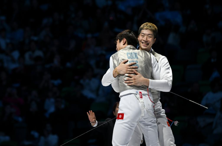 11月19日,香港队选手蔡俊彦(左)和队友张家朗在比赛后相拥庆祝夺冠。 11月19日,香港队选手蔡俊彦(左)和队友张家朗在比赛后相拥庆祝夺冠。