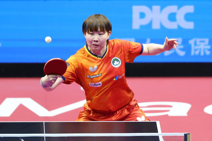 11月15日,澳门队选手朱雨玲在比赛中回球。 11月15日,澳门队选手朱雨玲在比赛中回球。