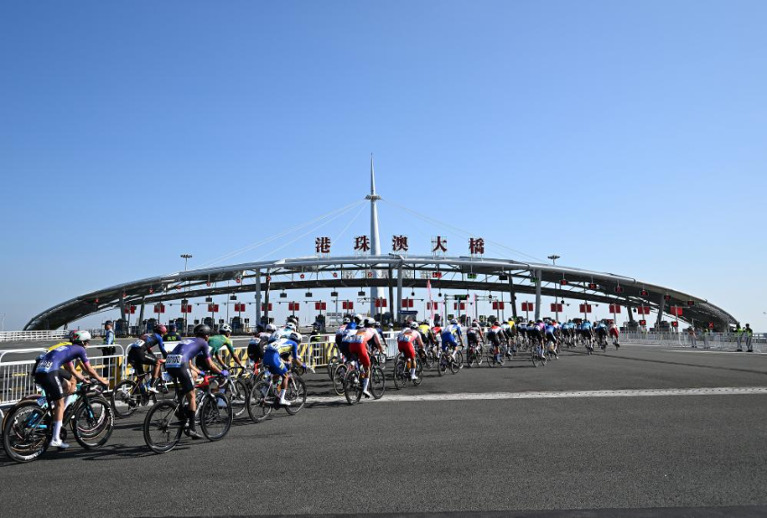 11月8日,参赛选手经过港珠澳大桥闸口。 11月8日,参赛选手经过港珠澳大桥闸口。