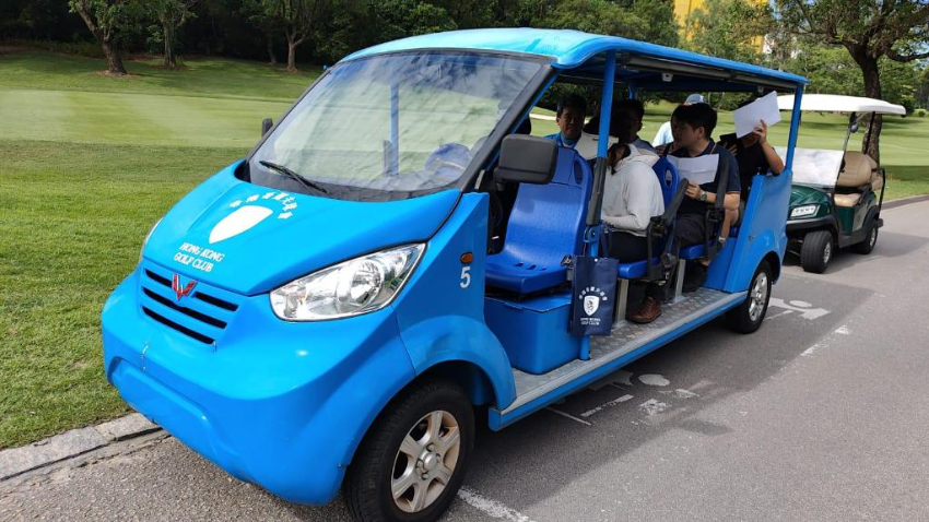 何志刚与团队核对场地指引图。 何志刚与团队核对场地指引图。