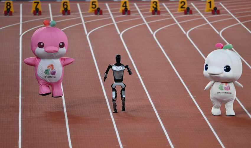11月17日,在田径项目赛事开始前的暖场活动中,机器人和吉祥物在广东奥体中心体育场赛跑。 11月17日,在田径项目赛事开始前的暖场活动中,机器人和吉祥物在广东奥体中心体育场赛跑。