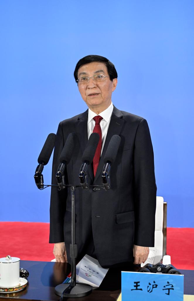 11月21日晚,中华人民共和国第十五届运动会在广东深圳闭幕。中共中央政治局常委、全国政协主席王沪宁出席闭幕式并宣布运动会闭幕。 11月21日晚,中华人民共和国第十五届运动会在广东深圳闭幕。中共中央政治局常委、全国政协主席王沪宁出席闭幕式并宣布运动会闭幕。