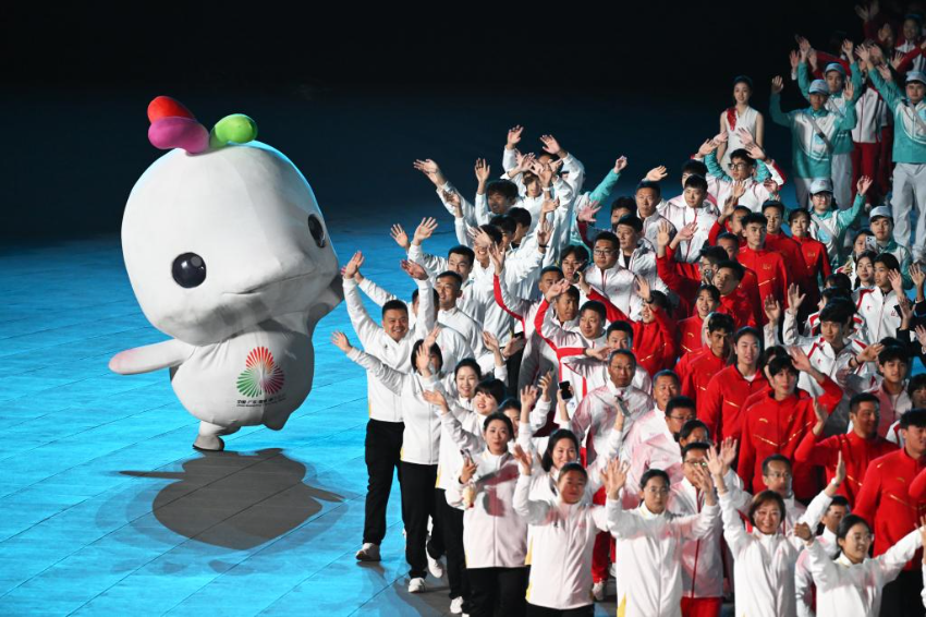 11月21日，参赛团队代表在闭幕式上入场。