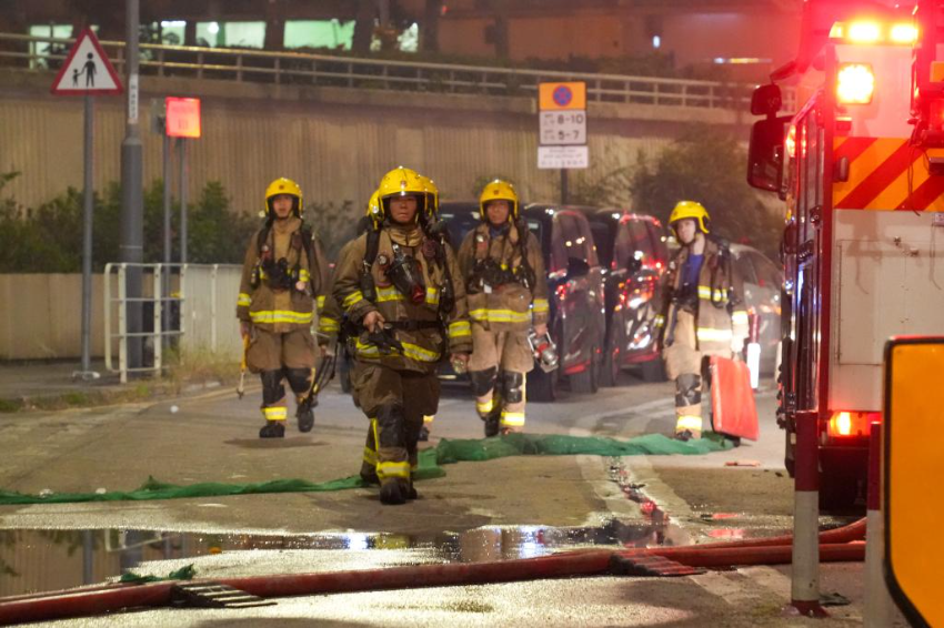 11月27日凌晨拍摄的香港大埔宏福苑火灾救援现场。