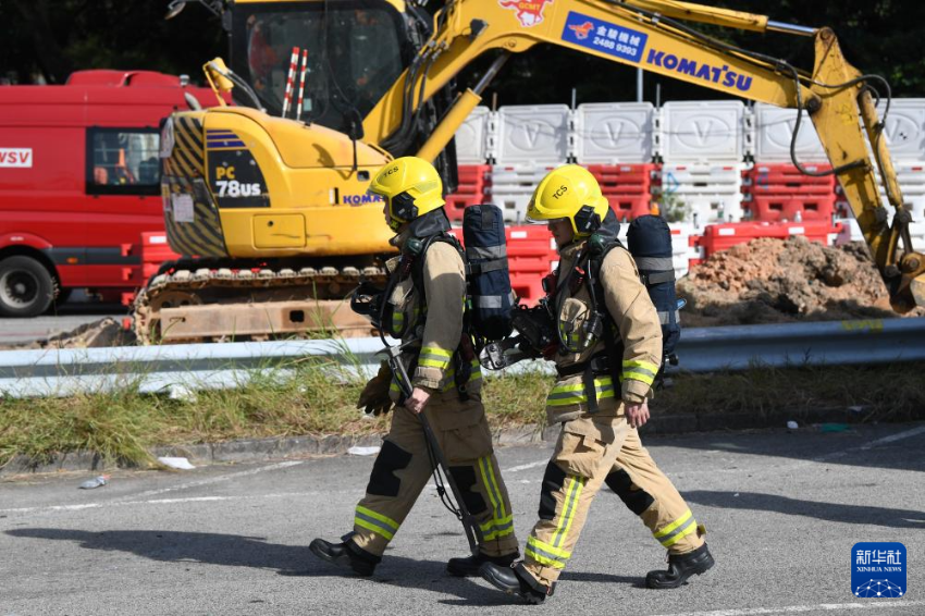 这是11月28日在香港大埔区宏福苑火灾救援现场拍摄的消防员。