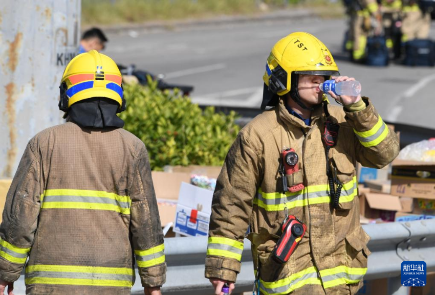 11月28日，在香港大埔区宏福苑火灾救援现场，消防员休息饮水。