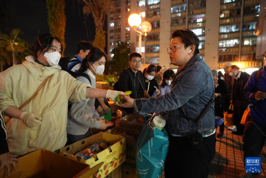 11月27日，义工在宏福苑附近向受火灾影响的市民派发物资。