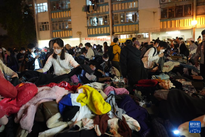 11月27日，义工在宏福苑附近向受火灾影响的市民派发物资。