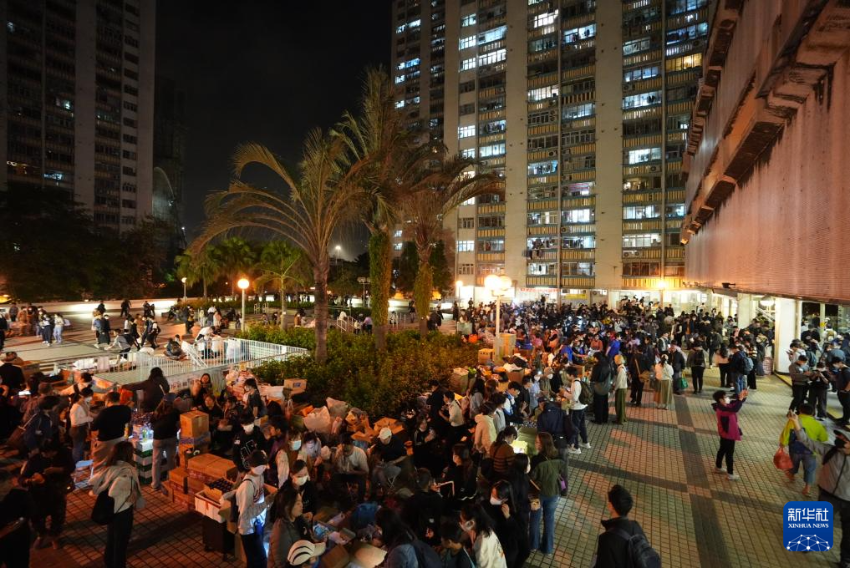 11月27日，义工在宏福苑附近向受火灾影响的市民派发物资。