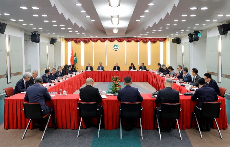 图为岑浩辉主持召开冬防会议部署重大安全风险排查整治工作。