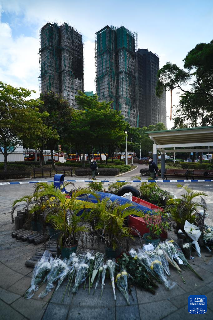 这是11月29日清晨在火灾后的大埔宏福苑楼宇附近拍摄的市民寄托哀思的花束。