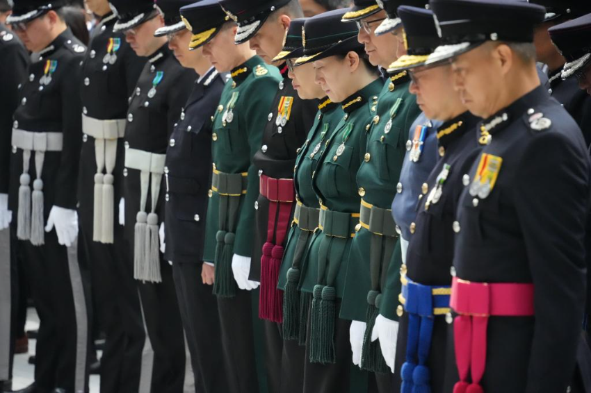 11月29日，香港特区政府举行悼念活动，哀悼大埔宏福苑火灾中不幸罹难的人士。特区政府建筑物国旗和区旗下半旗。