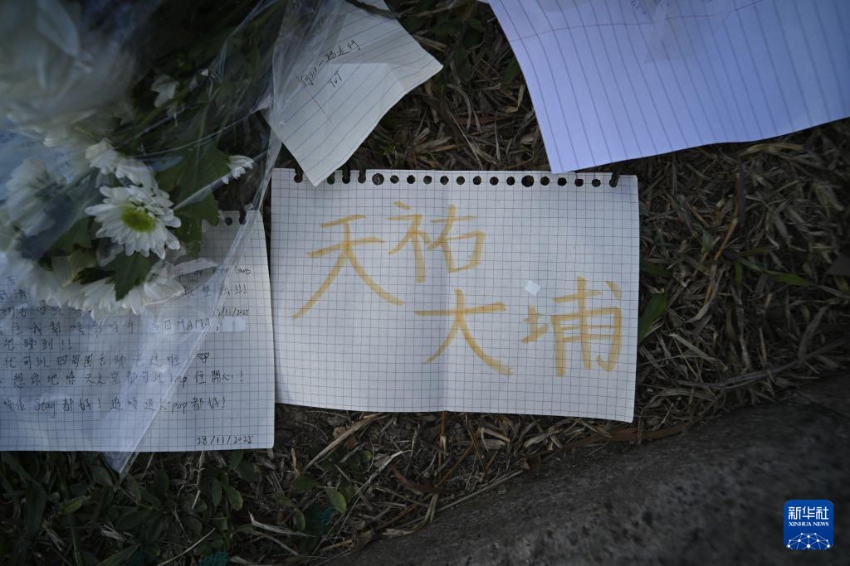 这是11月29日清晨在火灾后的大埔宏福苑楼宇附近拍摄的市民摆放的花束与留言条。