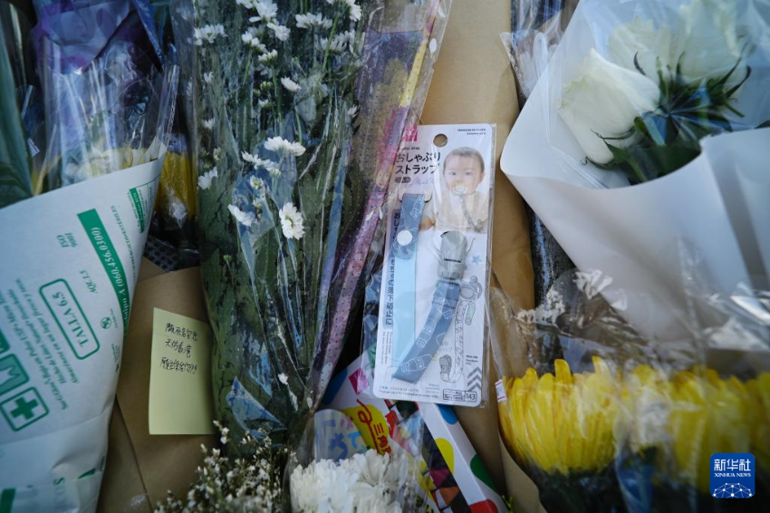 这是11月29日清晨在火灾后的大埔宏福苑楼宇附近拍摄的市民摆放的寄托哀思的花束、留言条等物品。