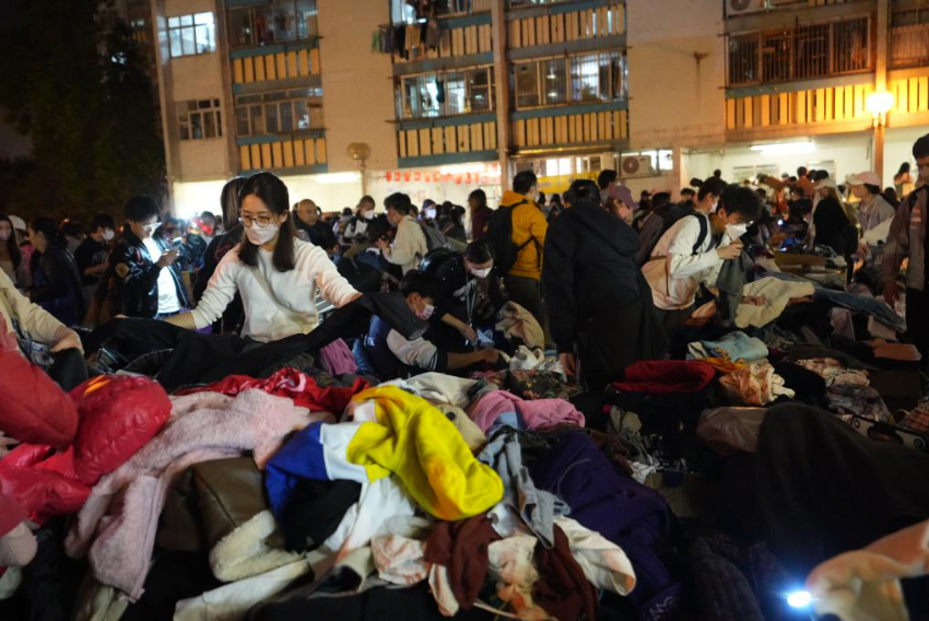 11月27日，义工在宏福苑附近向受火灾影响的市民派发物资。