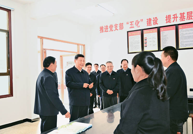 2024年3月18日至21日，中共中央总书记、国家主席、中央军委主席习近平在湖南考察。这是19日下午，习近平在常德市鼎城区谢家铺镇港中坪村党群服务中心了解当地为基层减负、提升基层治理效能等情况。图片来源：新华网