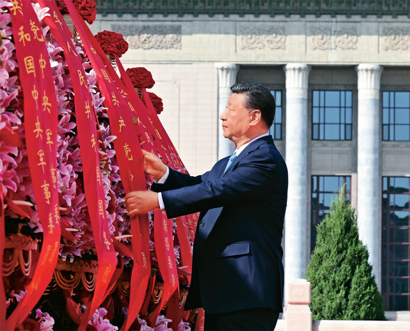 2025年9月30日上午，党和国家领导人习近平、李强、赵乐际、王沪宁、蔡奇、丁薛祥、李希、韩正等来到北京天安门广场，出席烈士纪念日向人民英雄敬献花篮仪式。这是习近平整理花篮上的缎带。图片来源：新华网