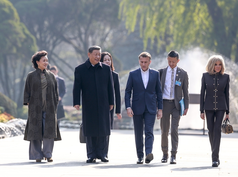 12月5日,国家主席习近平在四川省成都市都江堰同法国总统马克龙进行友好交流。这是两国元首夫妇沿堰功道边走边谈。图片来源:新华网 12月5日,国家主席习近平在四川省成都市都江堰同法国总统马克龙进行友好交流。这是两国元首夫妇沿堰功道边走边谈。图片来源:新华网