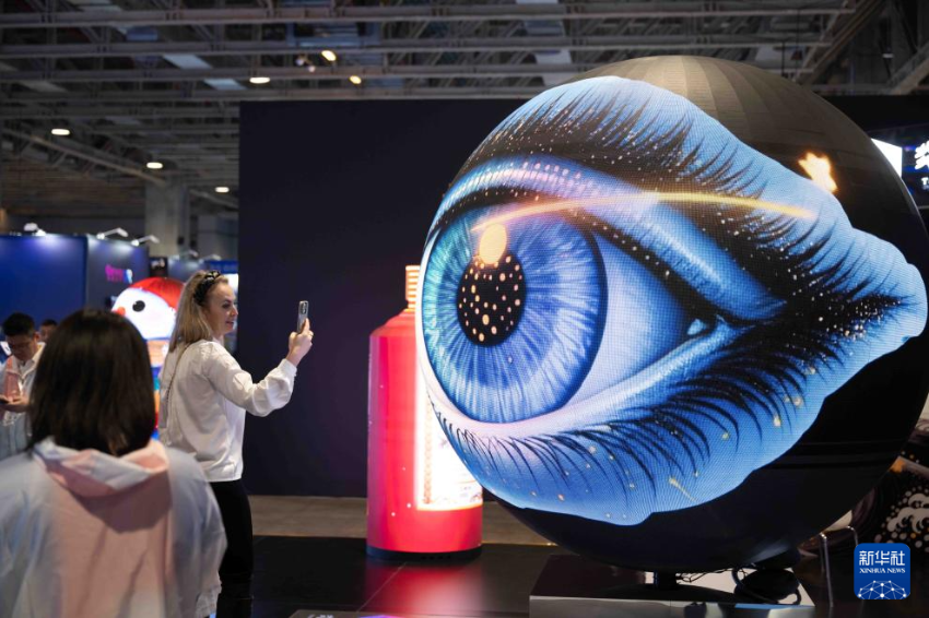 12月4日，与会者在2025全球智能机械与电子产品博览会上参观。