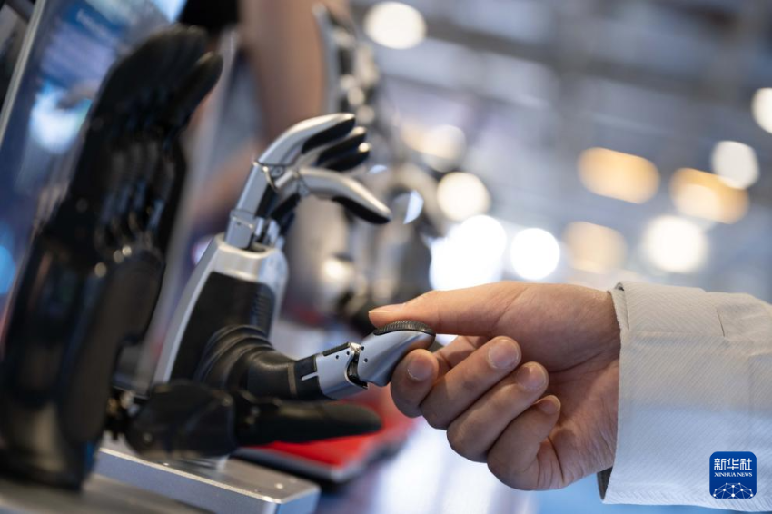 12月4日，与会者在2025全球智能机械与电子产品博览会上参观。