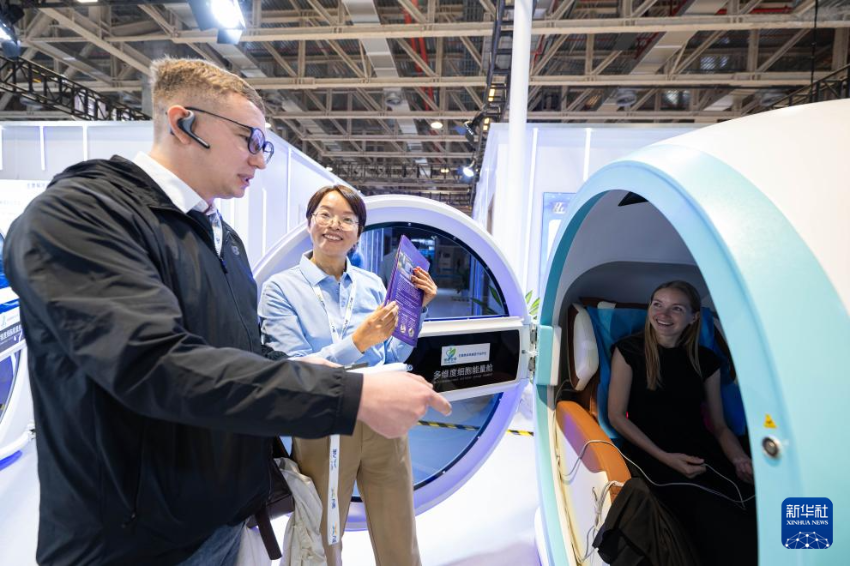 12月4日，与会者在2025全球智能机械与电子产品博览会上参观。