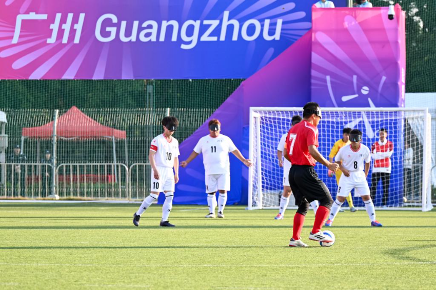 12月8日,在全国第十二届残疾人运动会暨第九届特殊奥林匹克运动会盲人足球项目男子组小组赛中,福建队4:0战胜河南队。 12月8日,在全国第十二届残疾人运动会暨第九届特殊奥林匹克运动会盲人足球项目男子组小组赛中,福建队4:0战胜河南队。