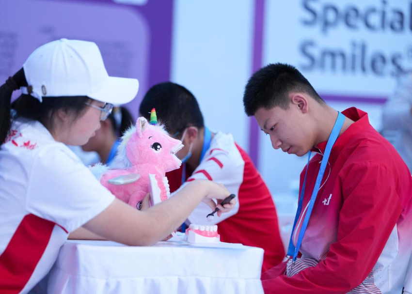 12月8日,在广东省中山市体育馆副馆,工作人员为特奥运动员普及护齿知识。 12月8日,在广东省中山市体育馆副馆,工作人员为特奥运动员普及护齿知识。