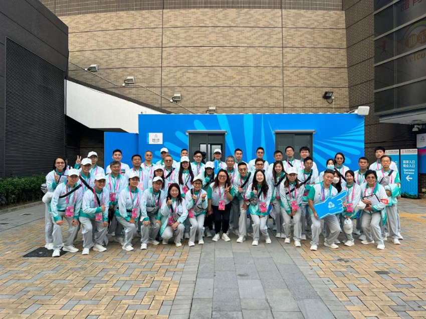 义工们在马鞍山体育馆前合影。 义工们在马鞍山体育馆前合影。