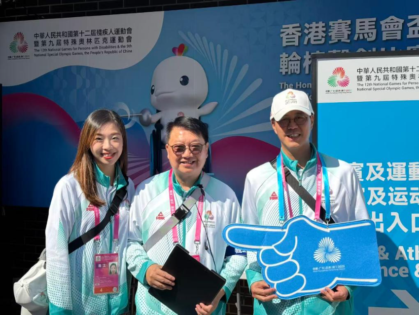 曾松辉(中)和义工伙伴们合影。 曾松辉(中)和义工伙伴们合影。