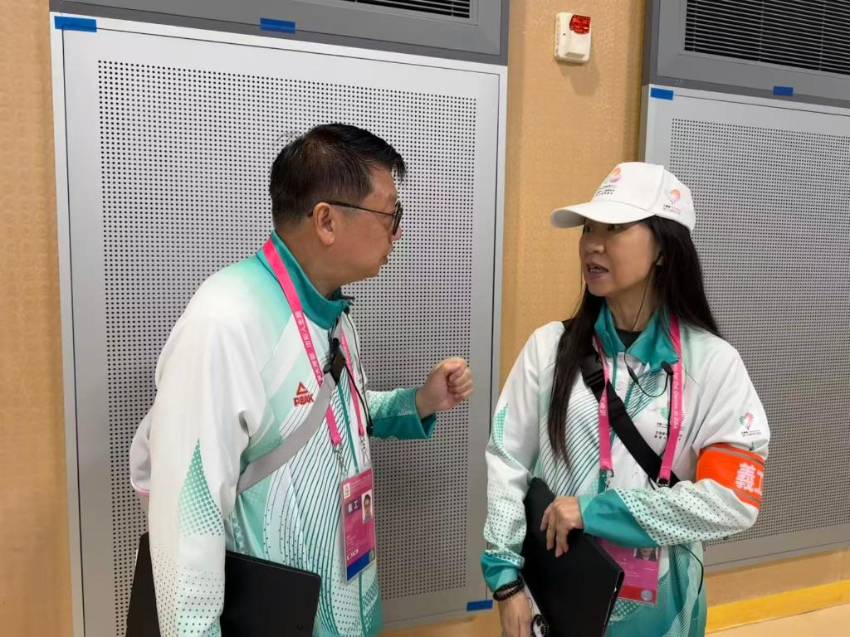 曾松辉(左)和罗美玲交接工作。 曾松辉(左)和罗美玲交接工作。