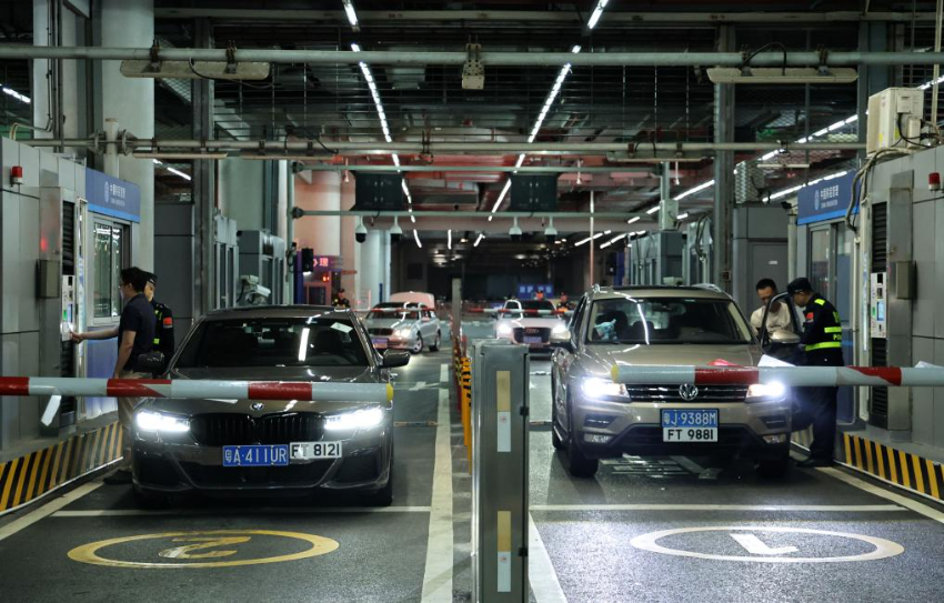 12月23日零时，“粤车南下”入境香港市区的首批通关车主在“一站式”通道办理通关手续。