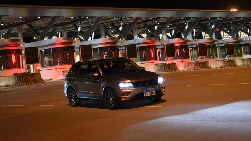 12月23日，来自广东的私家车通过港珠澳大桥香港口岸。