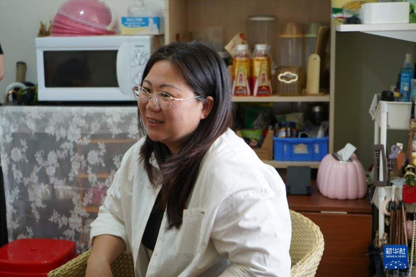 2025年11月10日，居住在元朗攸壆路“简约公屋”的杜女士接受记者采访。